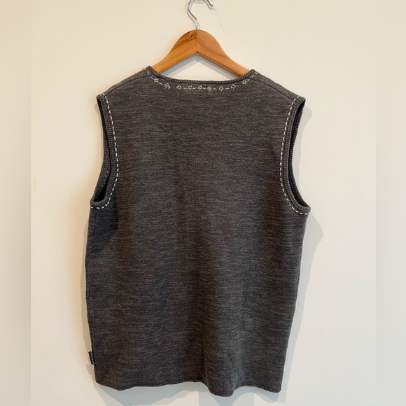 Woolrich Grey Women’s Zip Up Sweater Vest with Snowflake Design - Picture 3 of 5